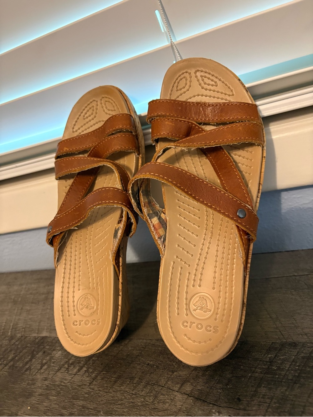 Crocs A Leigh Sandals Womens 7 Brown Tan Leather Wedge Strappy Open Toe
Slip On